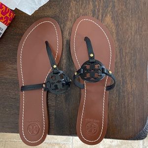 Brand new never worn Tory Burch mini Miller flat thong Veg leather